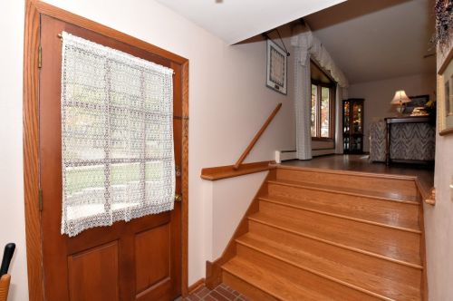 13705 Old Oak Ln, Waukesha, WI 53151-2537
