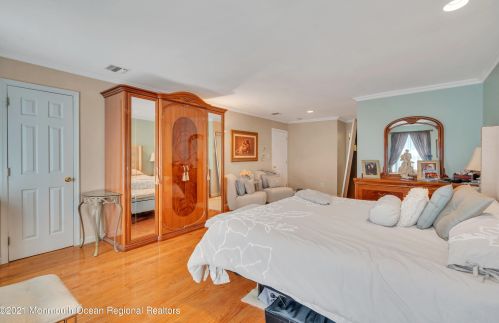 142 Serpentine Dr, Morganville NJ  07751-1400 exterior