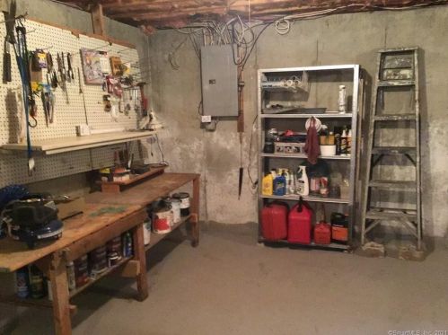 16 Salt Box Ln, Uncasville CT  06382-2084 exterior