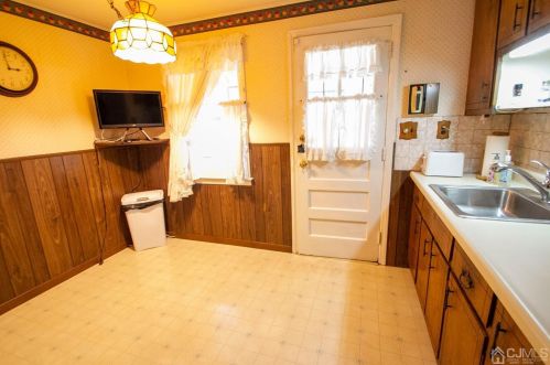 338 Dekalb Ave, Woodbridge NJ  07095-1838 exterior