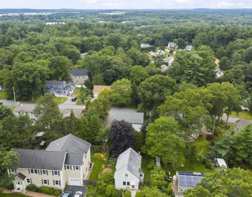 14 Madawaska St, Bedford MA 01730-1912 exterior