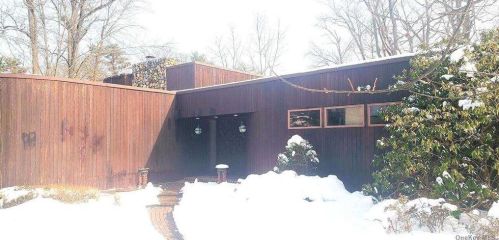 18 Twin Ponds St, Great Neck, NY 11024-1527