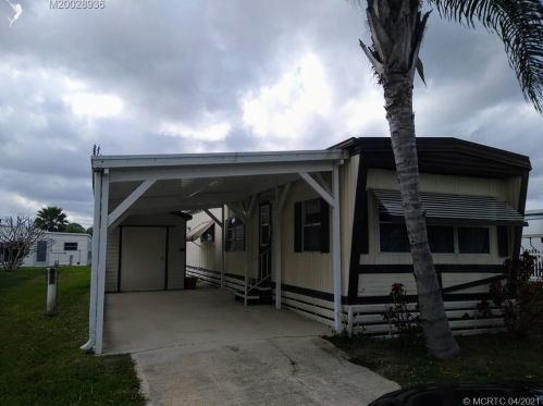15 Grande Vista Way, Fort Pierce, FL 34952-8542