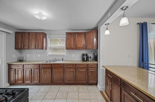1736 Elmwood Ave, Warwick RI  02888-1104 exterior