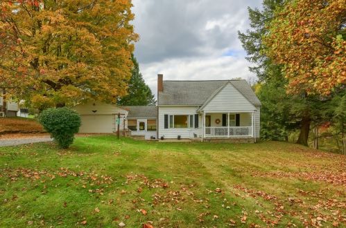 215 Laurel Rock Dr, Beaver Falls, PA 15010-4945