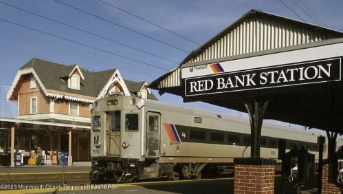 118 Mnr Dr, Tinton Falls NJ 07701-2456 exterior