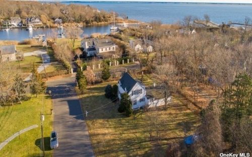 2 Estate Rd, Center Moriches, NY 11934-3204