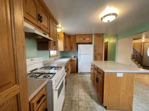 496 Collette Ave, Green Bay, WI 54304-4835