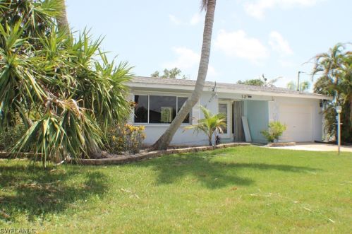 32 Fairview Blvd, Fort Myers Beach FL  33931-4565 exterior