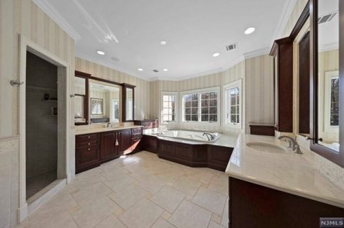 878 Seneca Rd, Franklin Lakes NJ  07417-2825 exterior