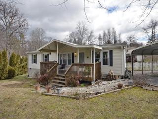 84 Ducker Rd, Oak Park, NC 28704-9403