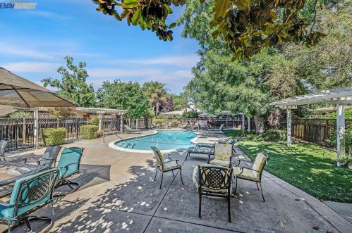 845 Division St, Pleasanton CA  94566-6511 exterior
