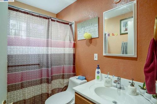 1517 51st Ave, Oakland CA 94601-5237 exterior