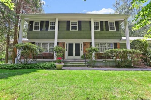 31 Forestwood Dr, Stamford, CT 06903-3618