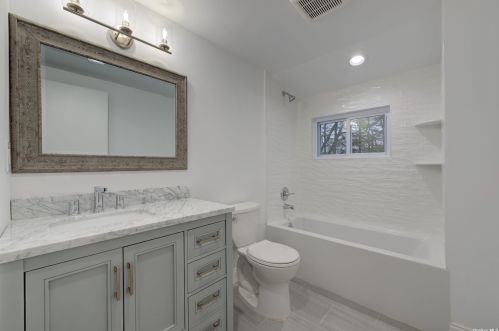 104 Woodoak Dr, Westbury NY  11590-1033 exterior