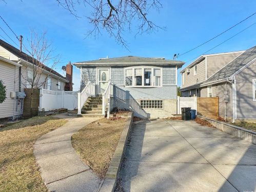 2386 Beverly Rd, North Wantagh, NY 11793-4516