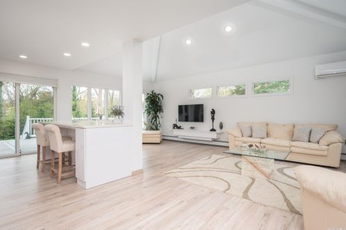 31 Craig Dr, Huntington Station NY 11746-4704 exterior