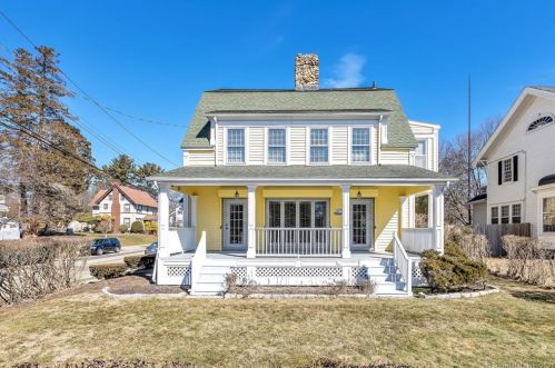 105 Brooklawn Pl, Bridgeport, CT 06604-2117