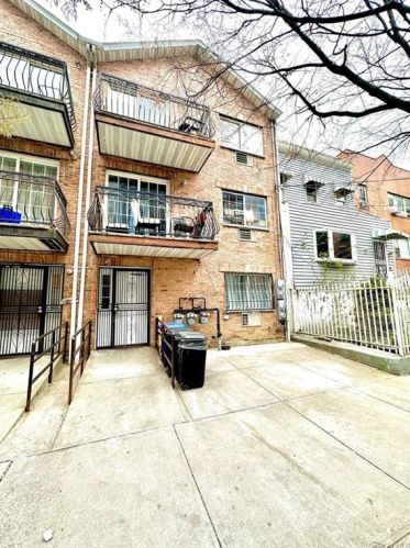 2010 Lafontaine Ave, Bronx, NY 10457-4700