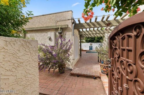 106 Echo Ln, Phoenix, AZ 85020-3570