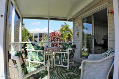 900 Laurel Cir, Sebastian, FL 32976-7299
