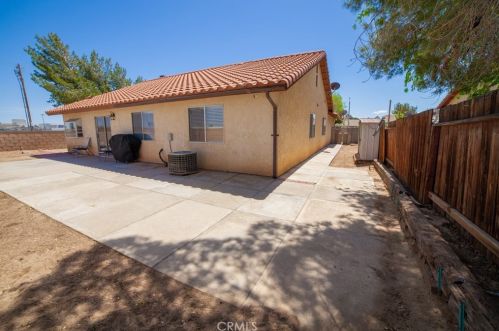 2869 La Vida Dr, Lancaster CA  93535-5873 exterior