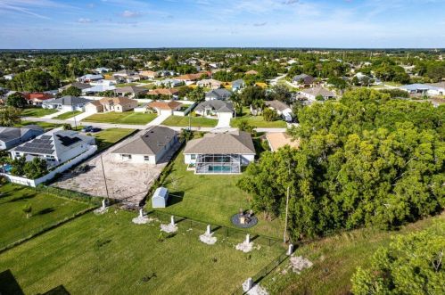 364 Saginaw Ave, Fort Pierce FL  34953-5988 exterior