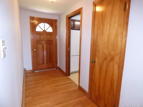 6 Ridgeland Cir, Wallingford CT  06492-2121 exterior