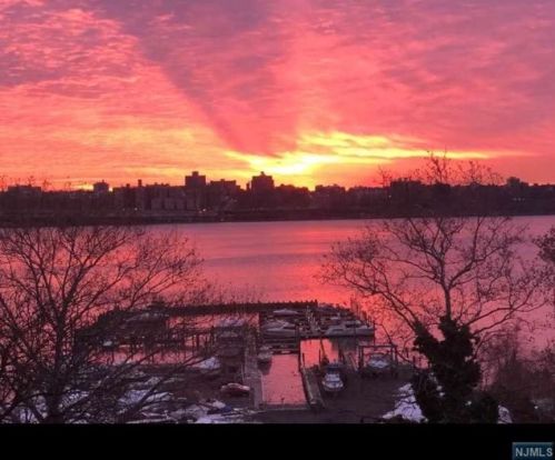 1375 River Rd, Edgewater NJ 07020-1518 exterior