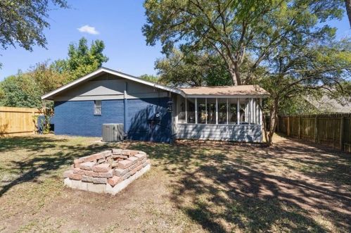 9626 Braeburn Gln, Austin TX 78729-2710 exterior