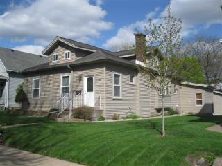 1327 3rd St, Clinton, IA 52732-5237