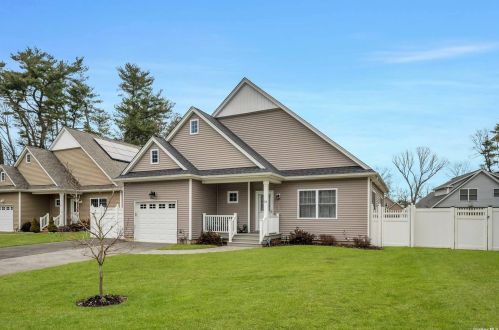 24 Barkers Ln, Huntington Station, NY 11746-3863