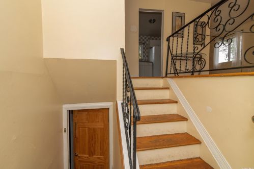 36 Millay Ln, Bayshore, NY 11706-4322