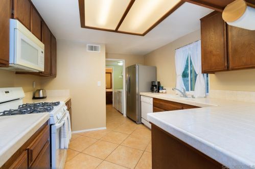 172 Santa Maria Ct, Vista CA  92083-5823 exterior