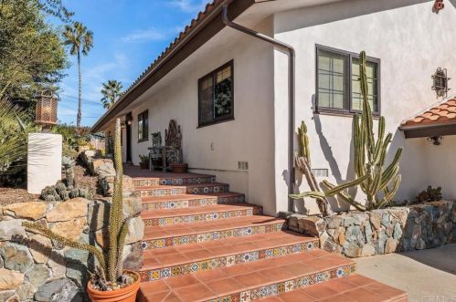 3028 Fairview Dr, Vista, CA 92084-1517