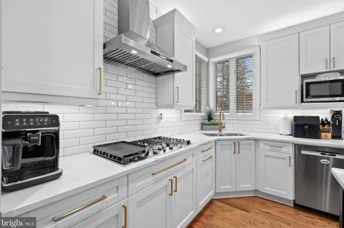 7305 Laurel Creek Ct, Springfield VA  22150-4912 exterior