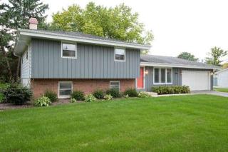 1013 Knollwood Dr, Saukville, WI 53080-2219