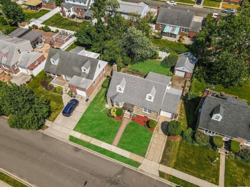 35 Goshen St, Floral Park, NY 11003-5024