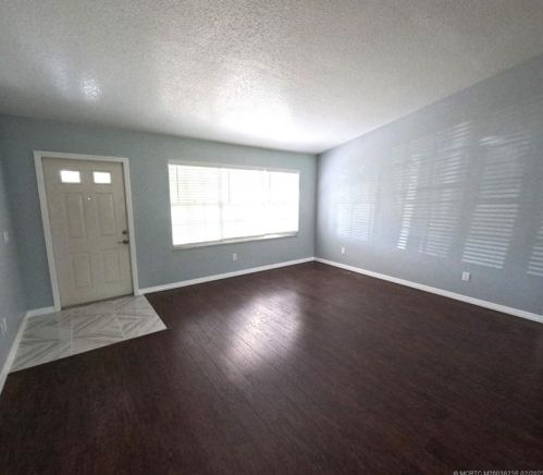 1542 Berkshire Blvd, Fort Pierce, FL 34952-7107