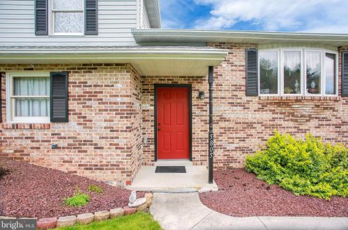 5805 Hillsborough Ct, Harrisburg PA  17111-4736 exterior