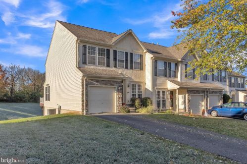 208 Creekside Dr, Pottstown, PA 19464-2987