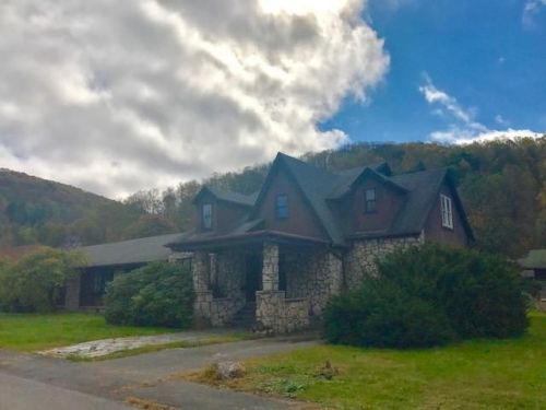 39 Avenue B, Richwood, WV 26261-1206