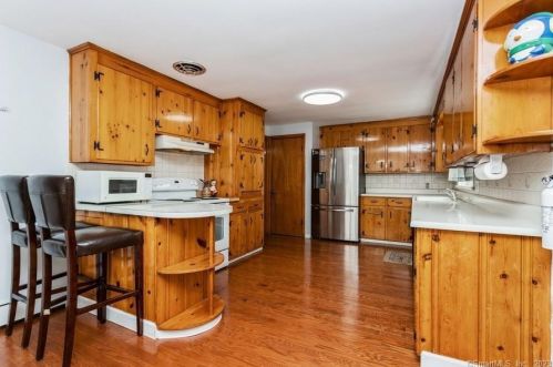 5 Pamela Dr, Wallingford CT  exterior