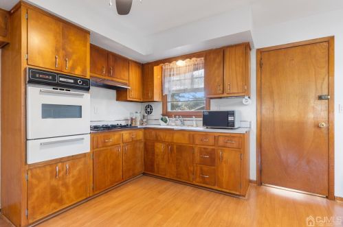 65 Borman Ave, Avenel NJ  07001-2105 exterior
