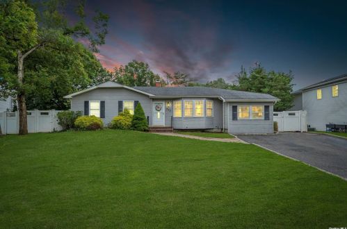 233 Greenbelt Pkwy, Holbrook, NY 11741-4413