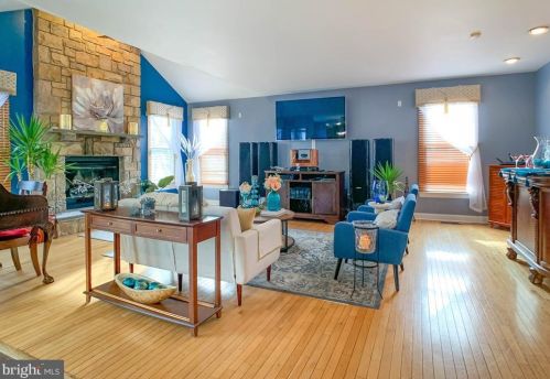 32 Sunrise Ct, Southampton PA 18966-1981 exterior