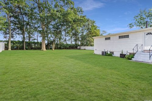 22 Strathmore Dr, Babylon NY  11703-3713 exterior