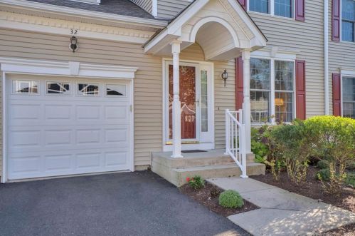 32 Fieldstone Ct, North Haven, CT 06473-2892