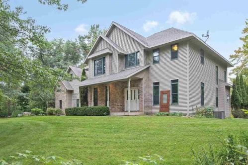 3080 Nuthatch Ln, Pensaukee, WI 54153-9283