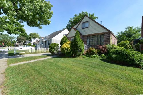 231-26 128th Ave, Jamaica, NY 11413-2825